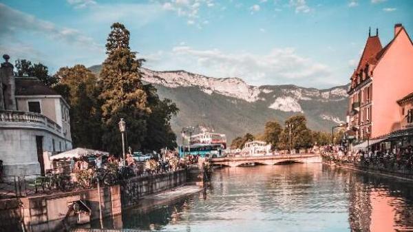 巴塞南法小镇风情游