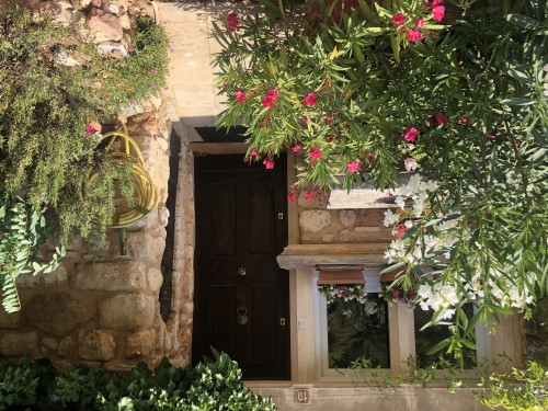 【两人成团】阿维尼翁往返 法国薰衣草小镇经典一日游 ：泉水小镇+石头城+红土城+塞南克修道院 +索村